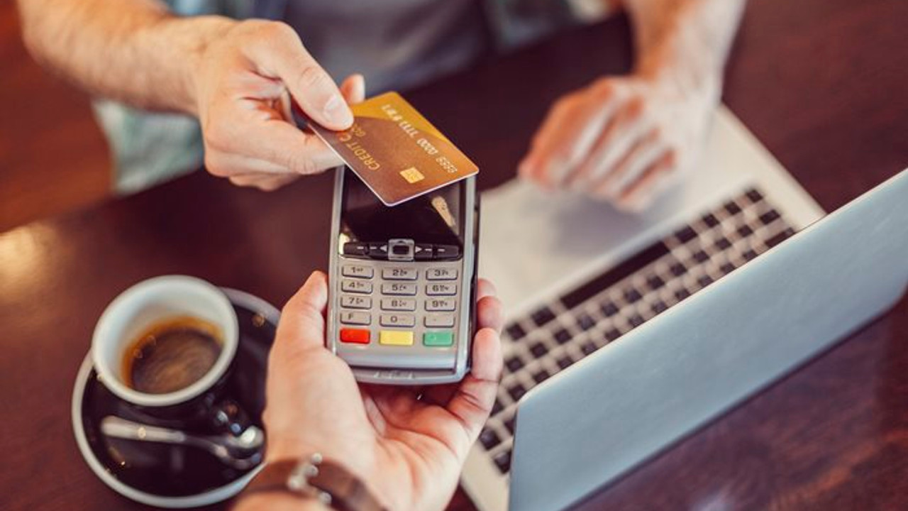 Kredi kartı sahiplerine kötü haber: Azami faiz oranı yükseldi!